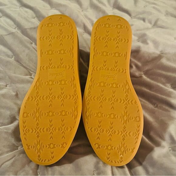 ZODIAC Siona Faux Suede Platform Booties Southwestern Print Elmwood Tan 7.5 NEW - Picture 8 of 10